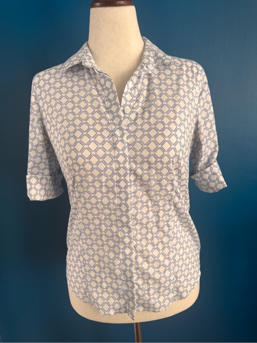 Talbots White and Blue Geometric Short Sleeve Button-Down Shirt, women’s size 4